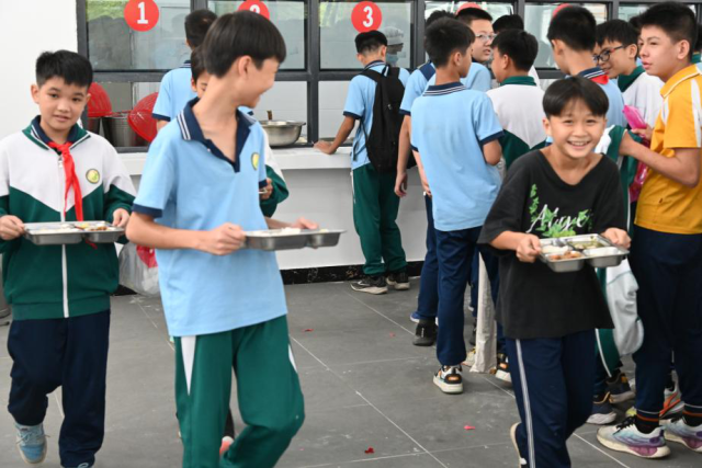 连江中学的同学们在新食堂“怀泽楼”打饭。