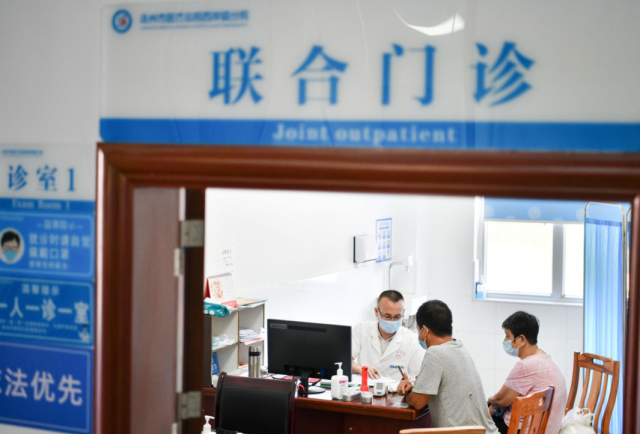 随着分级诊疗机制落地，镇乡卫生院成为治疗常见病、多发病的主战场。