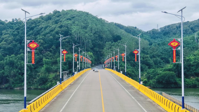 下步村通往镇区的盘山公路上，新装了近200盏太阳能路灯。