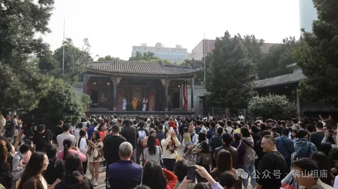 经典粤剧选段引得观众凝神聆听。祖庙博物馆供图 经典粤剧选段引得观众凝神聆听。祖庙博物馆供图