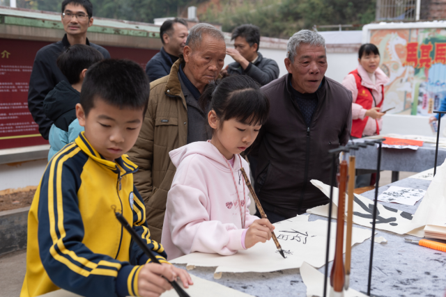 村民现场参与书法互动