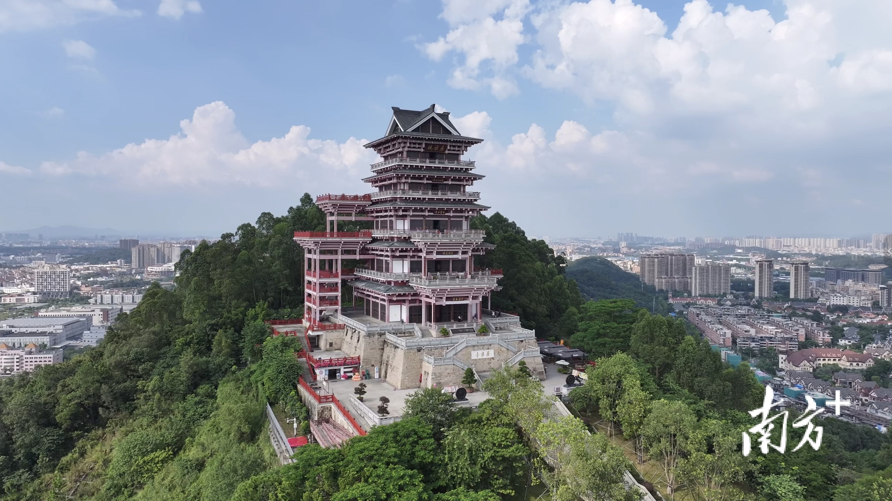 回望2025年，南海里水以“向新而行”的笃定姿态，交出了一份亮眼答卷。图为里水镇展旗楼。廖明璨 摄