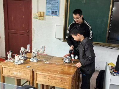 在粤北山区镇，打造机器人编程课 | 驻在千镇万村㉗