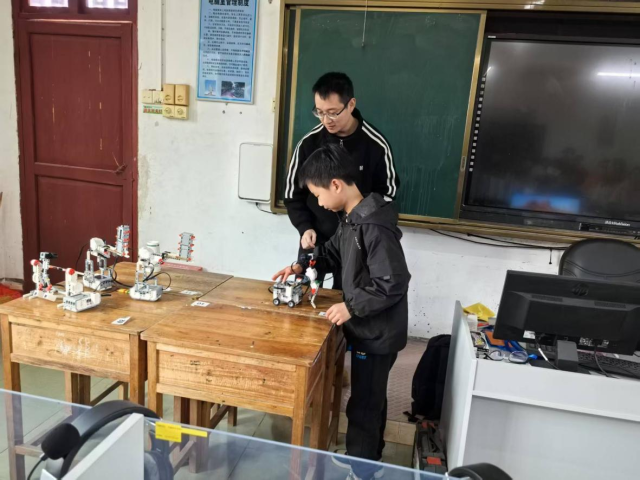 界址中学的学生正在上机器人编程课。（受访者供图）