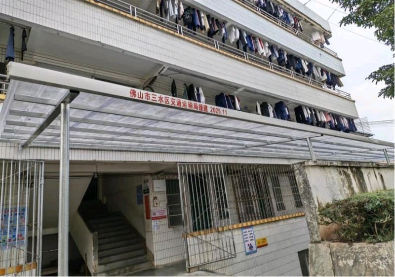 宿舍与饭堂之间的110平方米树脂瓦雨棚落成 。 &nbsp;通讯员供图