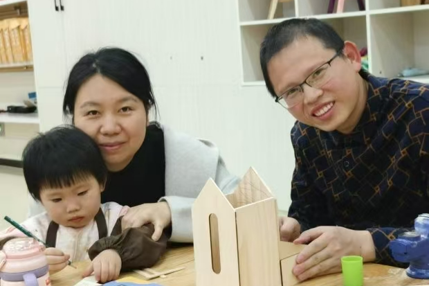 覃昱钦一家三口参加外派干部手工DIY活动