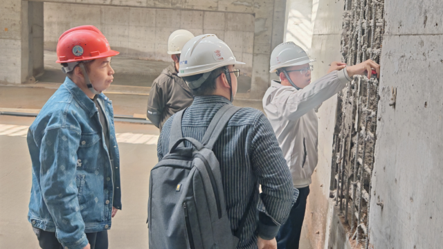 覃昱钦对项目人防单元钢筋绑扎进行抽查