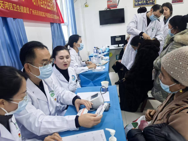 广州专家在塔什米里克乡开展免费义诊