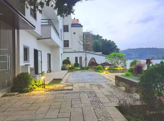 2号楼2层半共250m²侧玻璃房40m²，庭院150m²（房屋现状图）