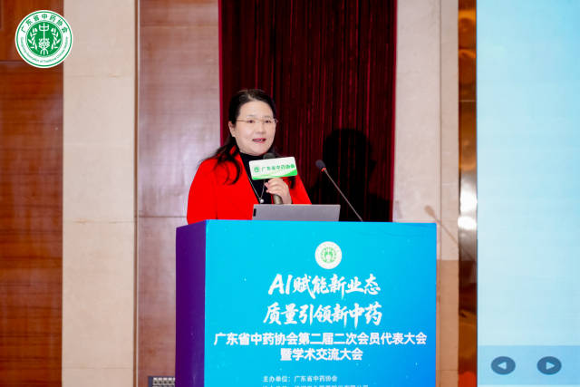 广东省中医院药学部大科副主任、主任中药师楼步青。