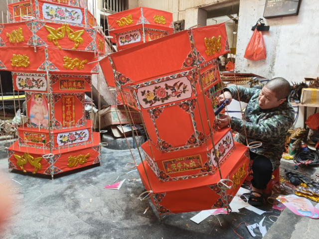 吴镜彬正在制作花灯。 吴镜彬正在制作花灯。