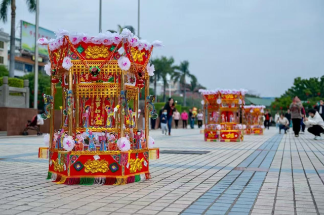 兴宁东风村九厅十八井屋接的花灯,正在广场等待请灯队伍。 兴宁东风村九厅十八井屋接的花灯,正在广场等待请灯队伍。