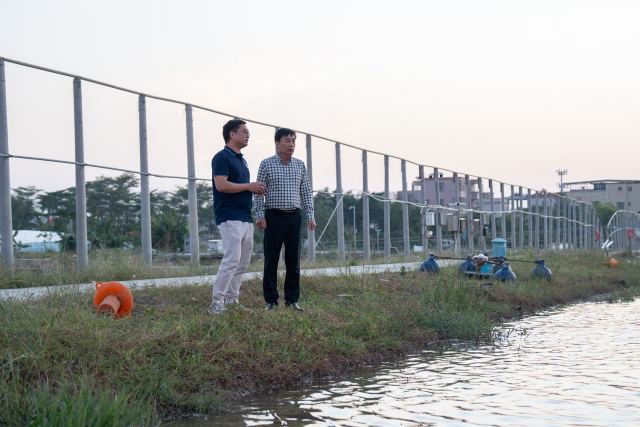 叶振彪和父亲叶佳站在这片两代人共同守护的鱼塘边。