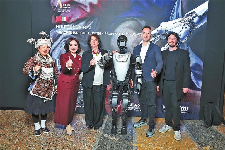 深圳（龙华）·米兰双城时尚周观众与“夸父”机器人合影