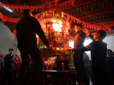 梁间灯暖，百年围龙屋生生不息 | 问俗兴宁上灯①