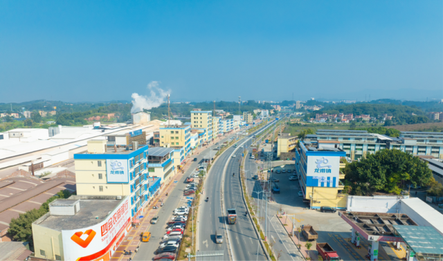 为建设服务型政府，龙甫打造圩镇客厅方便企业、市民等。