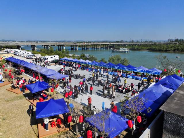 活动现场设置渔农产品展销区，汇集阳东各镇特色。