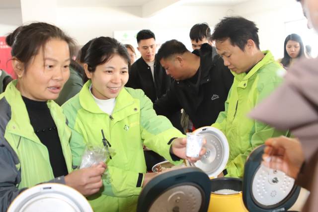 活动现场产品展示与新米品鉴