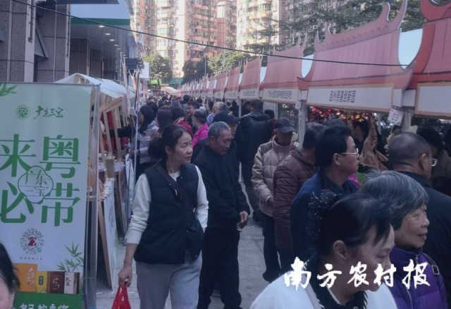 “山海相连·情暖社区”2026年海珠区帮扶地特色产品新春进社区专场展会现场。风味扶地