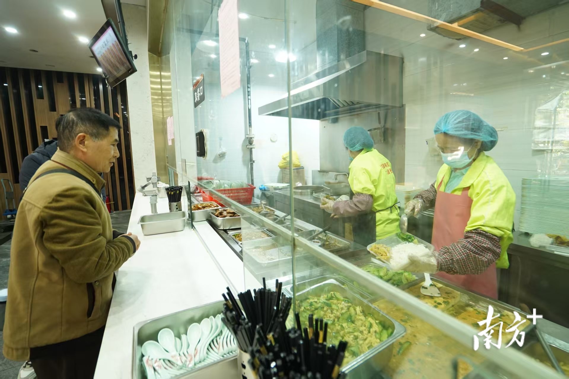 石湾镇街道长者饭堂。 南方+ 戴嘉信 拍摄