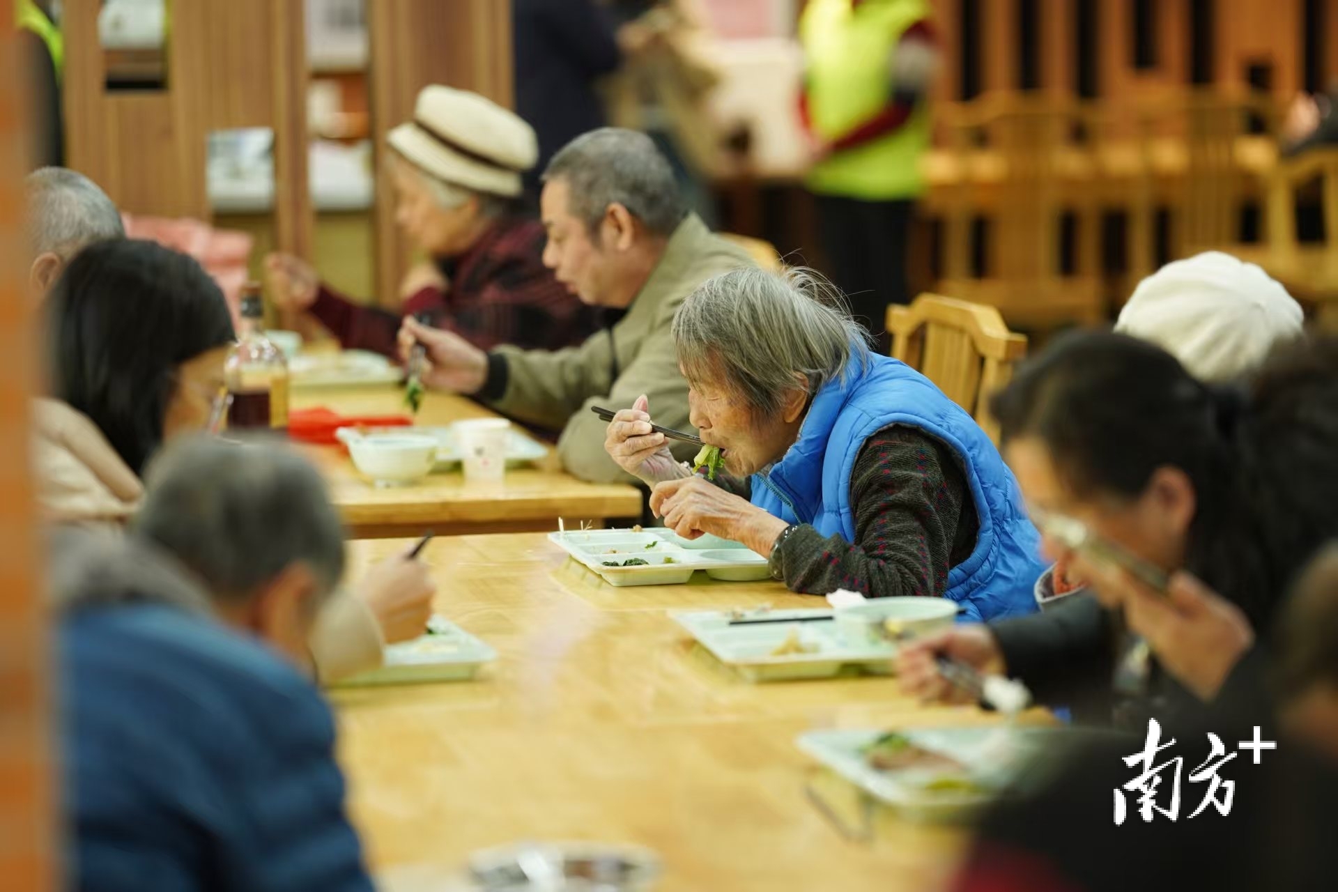 石湾镇街道长者饭堂。  南方+ 戴嘉信 拍摄