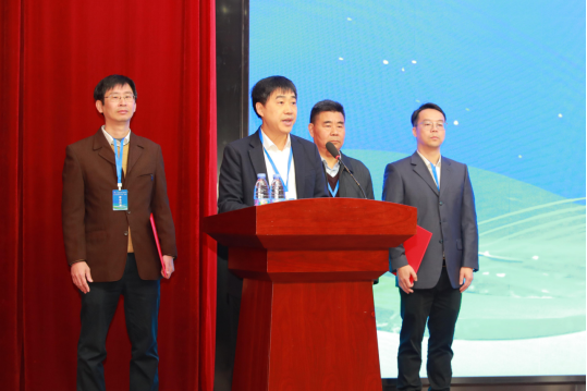 新当选会长朱学荣带领协会领导班子作表态发言。（柯学潜 摄）