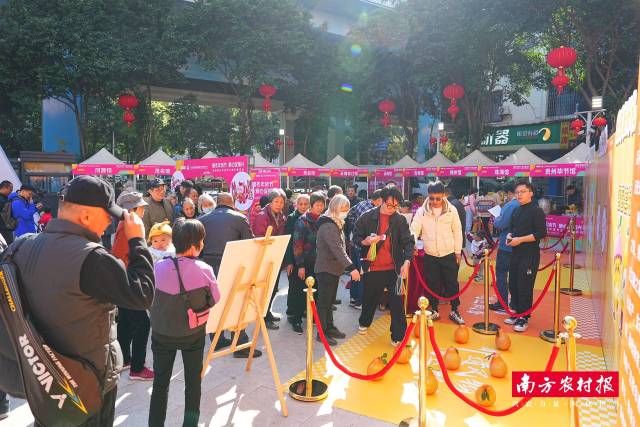 “暖冬年货节·爱心促振兴”消费帮扶年货节主题市集在广东区域协作消费帮扶产品交易中心热闹开市。