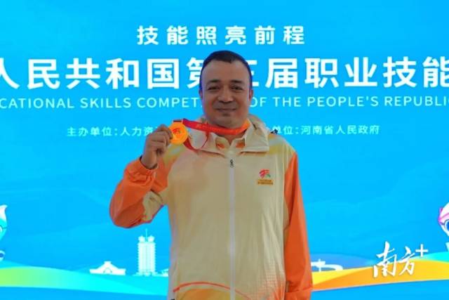 喀什技师学院教师选手努尔艾力·热西提在全国第三届职业技能大赛中获得中式烹调（羊肉烘烤）项目金牌。