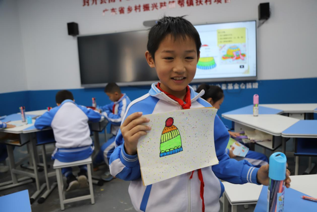 学生展示美术课上完成的作品 。 封开县融媒体中心 供图