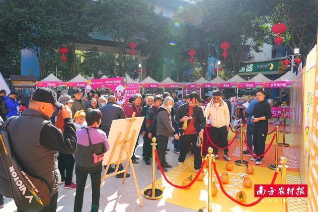 “暖冬年货节·爱心促振兴”消费帮扶年货节主题市集在广东区域协作消费帮扶产品交易中心热闹开市。