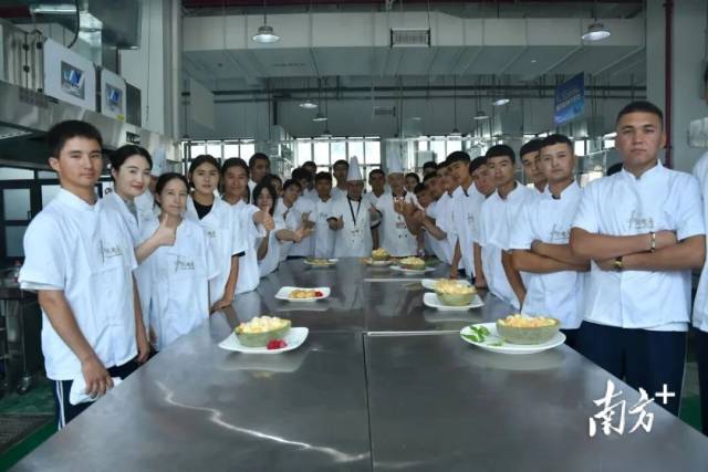 举行多期“粤菜师傅”社会化培训班。