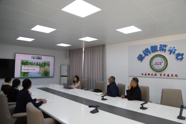 云端教研中心老师们正在观看直播回放。 封开县融媒体中心 供图