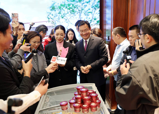 王雄飞市长现场向媒体记者推介茂名贵妃荔枝冰淇淋。