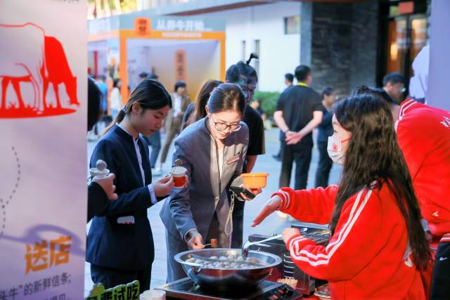 潮汕牛肉火锅文化节，市民现场品鉴。
