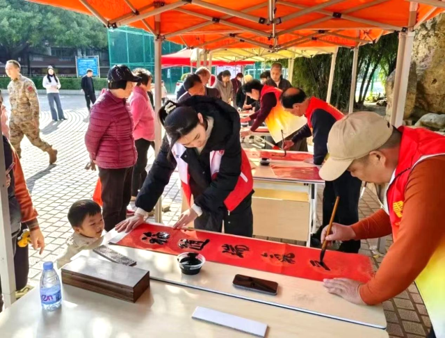 往年志愿服务风采。  受访者供图