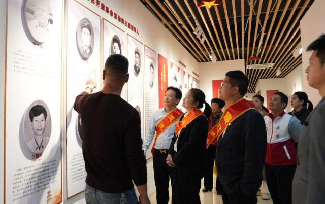 参观龙湾区革命史陈列馆新时代文明实践点