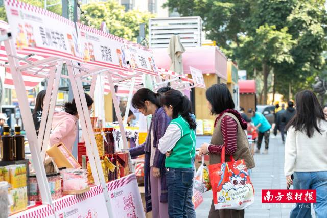 市集吸引附近街坊邻居前来采购。