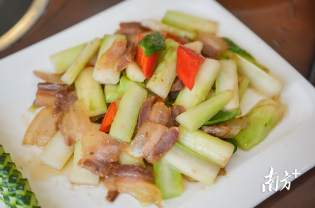 菜心炒腊肉。南方+记者 张令 摄