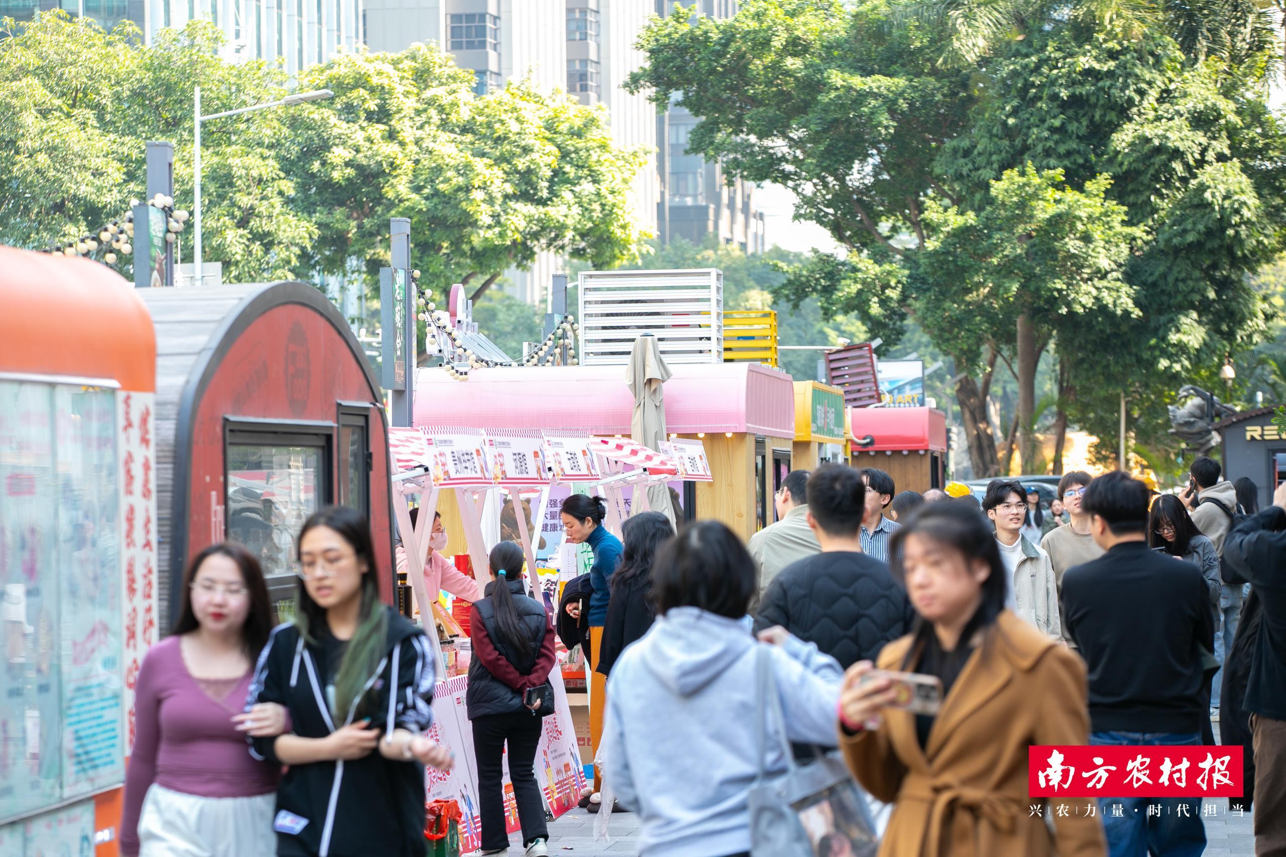 “帮扶市集  策马迎春”消费帮扶主题市集现场。