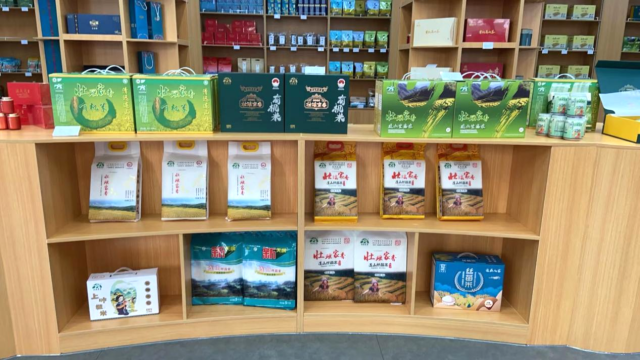 连山稻菜茶产业园通过进驻助农超市等一系列推介形式，积极开拓大湾区市场。  
