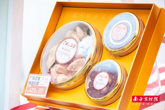 市集现场汇集精品特产与年货礼盒。