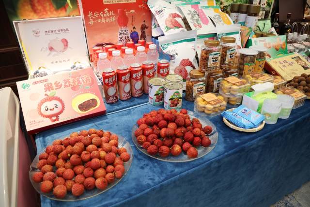 “十四五”广东成就茂名专场新闻发布会现场展示冻眠荔枝。