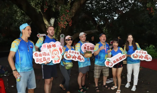 外国友人在从化体验“非遗荔枝长桌宴”。