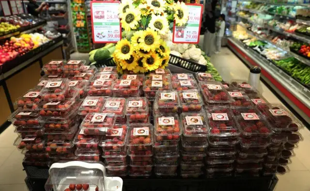 阿联酋迪拜温超超市上架荔枝。