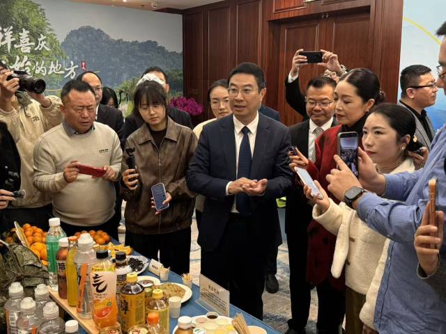 市长化身“推介官”，推介肇庆特色农产品。