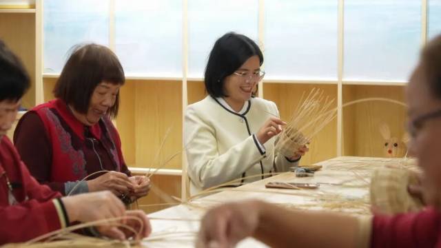 编藤体验。图/佛山市新闻传媒中心