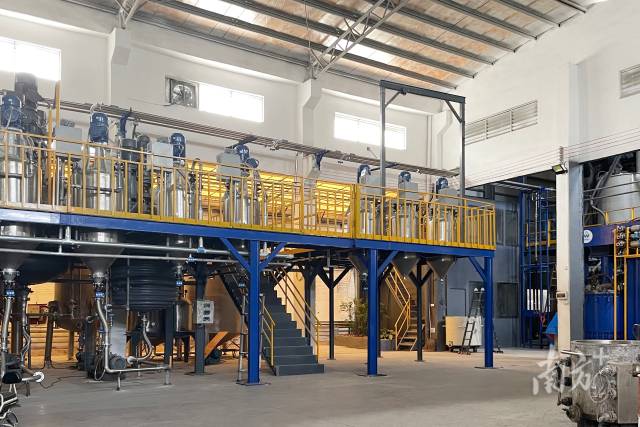 元通胶粘制造车间。