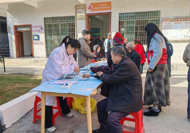 涡水镇卫生院为村里老人们带来义诊服务