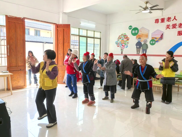 大竹湾村老人们载歌载舞
