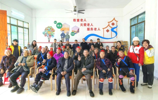 清远市连南瑶族自治县涡水镇大竹湾村居家养老服务站众多老年人齐聚一堂